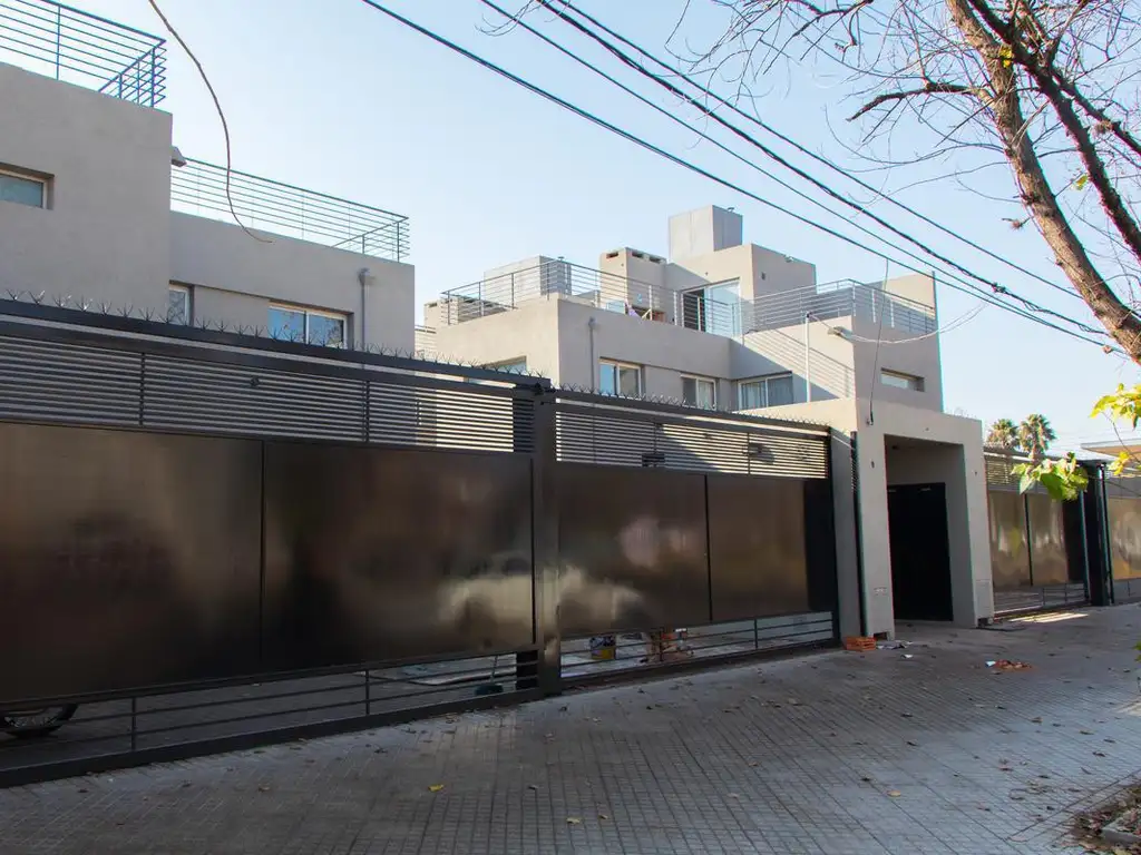 VENTA DE DUPLEX CON PATIO Y TERRAZA - FISHERTON