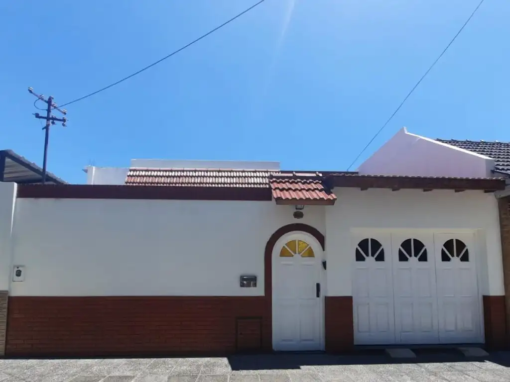 Casa en Lanùs. Con pileta