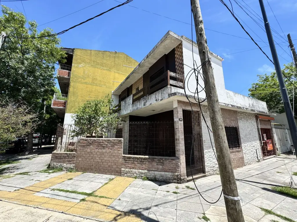 Venta de casa con patio y terraza en Pompeya