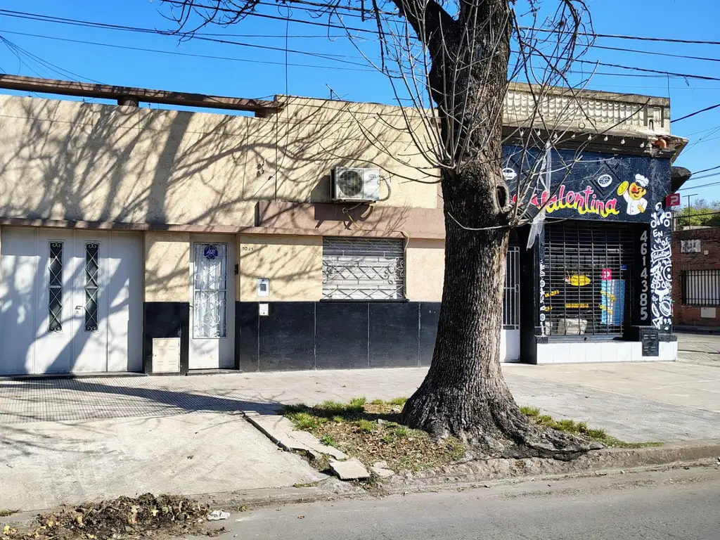 CASA AL FRENTE CON COCHERA