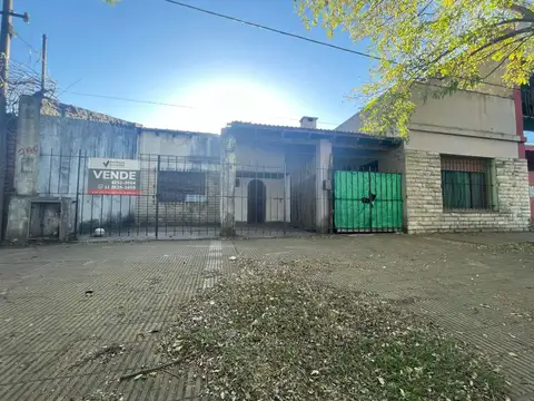 LOTE EN CITY BELL CON CASA A  RECICLAR O A DEMOLER