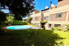 La Lucila: Duplex de 5 ambientes con Cochera, Jardín en común y Piscina. A 1 cuadra de Avda Maipú. 