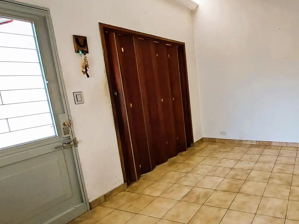 Alquiler Departamento en PH, Primer Piso por Escalera, de 3 Amb. Lanús Oeste.