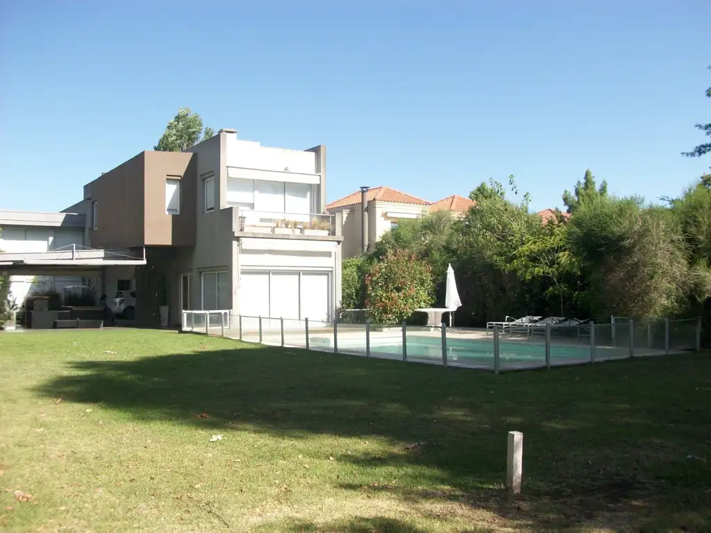 CASA MODERNA CON MUY BUEN LOTE, 4 DORMITORIOS, PILETA Y QUINCHO