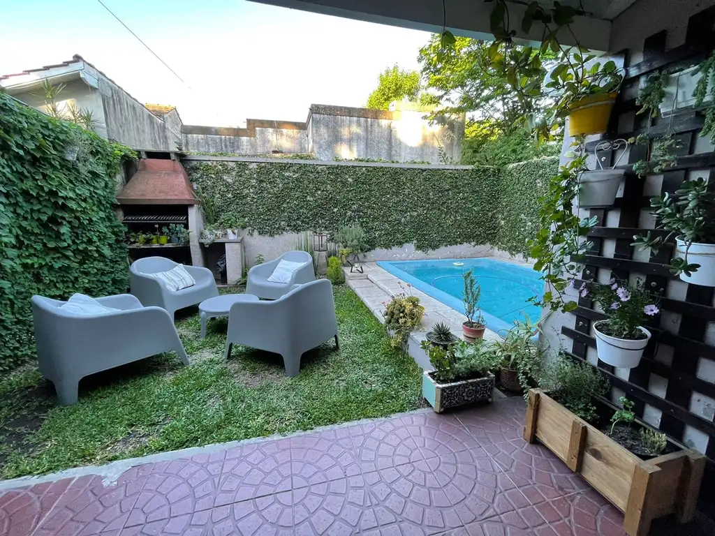 VENTA CASA 4 AMBIENTES CON PILETA,PARQUE Y COCHERA