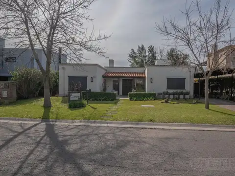 Casa resuelta en una planta en venta en Santa Bárbara