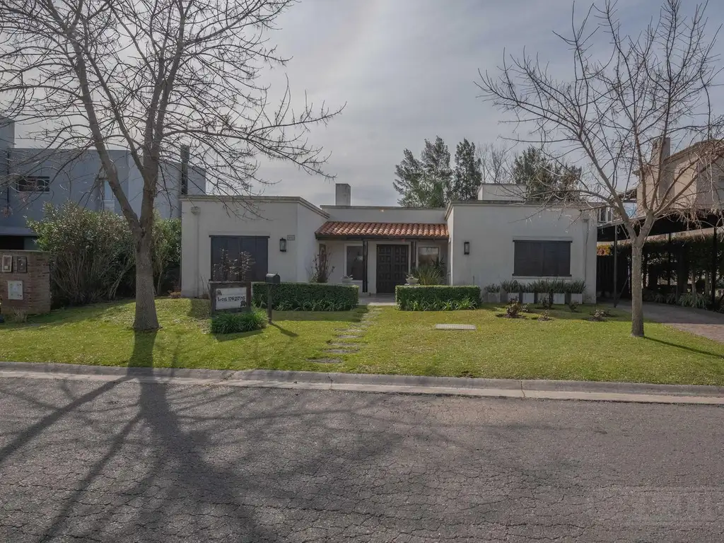 Casa resuelta en una planta en venta en Santa Bárbara