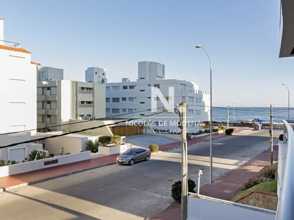 Punta del este, Península, departamento de 2 dormitorios con piscina, terraza y cochera.