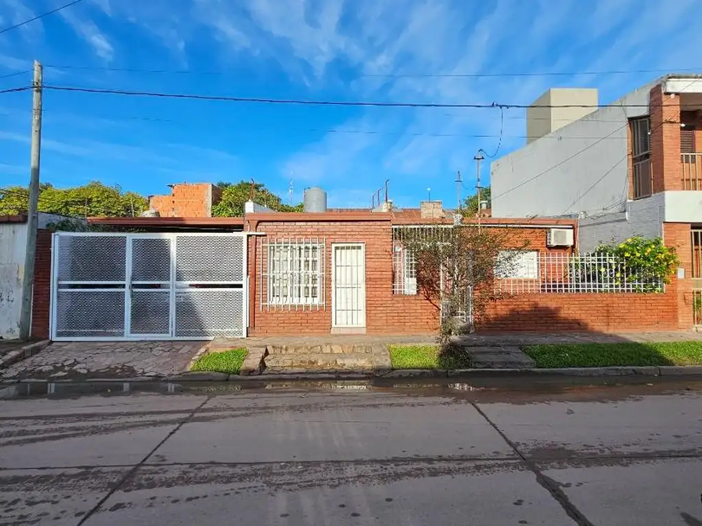 Casa con terreno amplio, multiples ambientes y buen estado