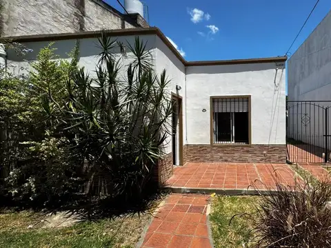 Casa en alquiler de 3 ambientes con patio Ituzaingo Norte