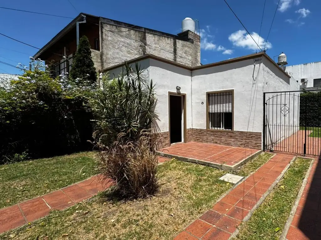 Casa en alquiler de 3 ambientes con patio Ituzaingo Norte