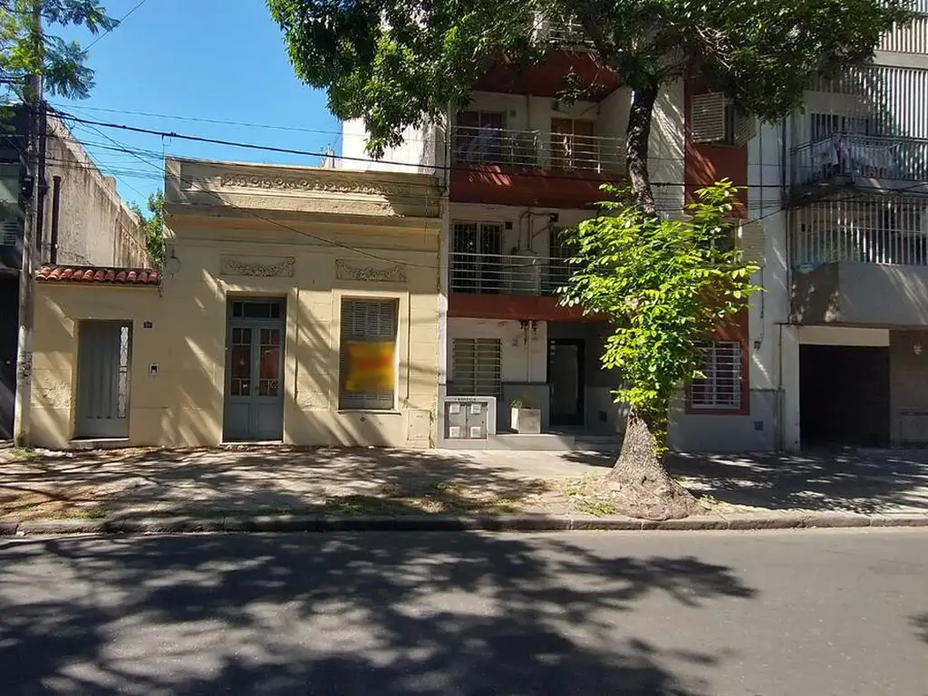 Casa a reciclar con espacio aéreo y posibilidad de construir Luis Agote