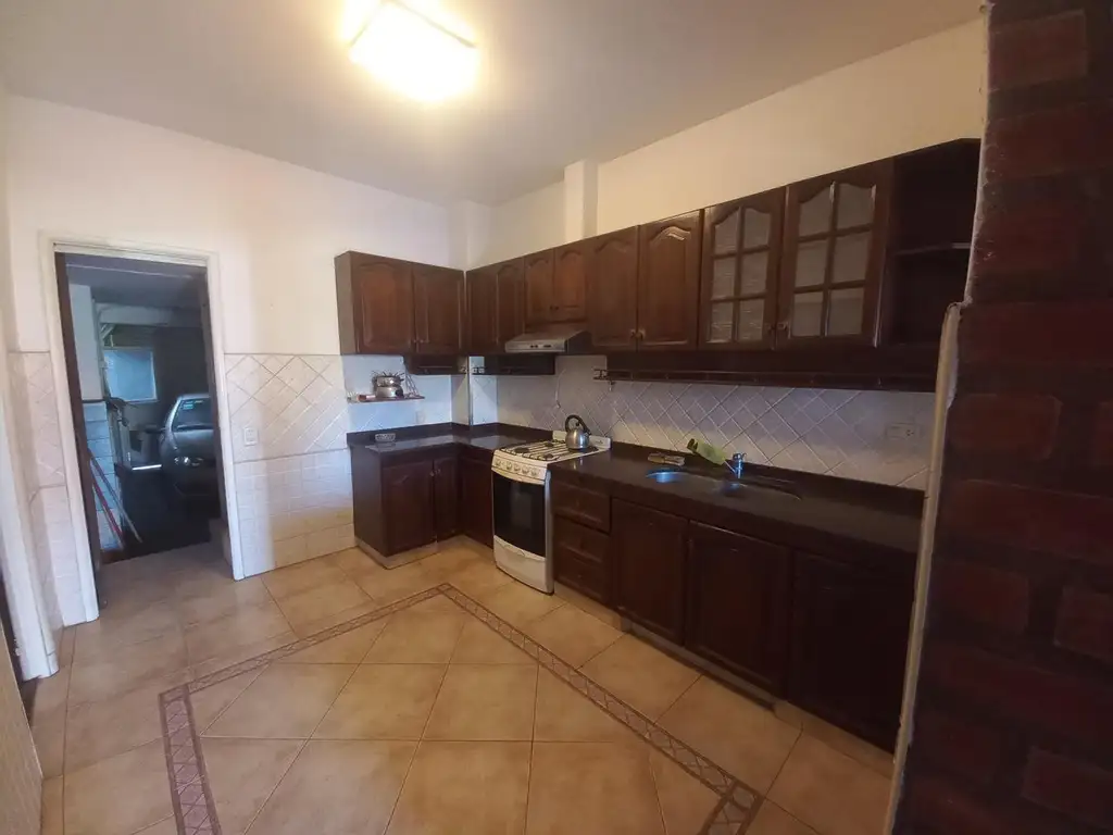 CASA  VENTA 4 AMB COCHERA CASTELAR NORTE