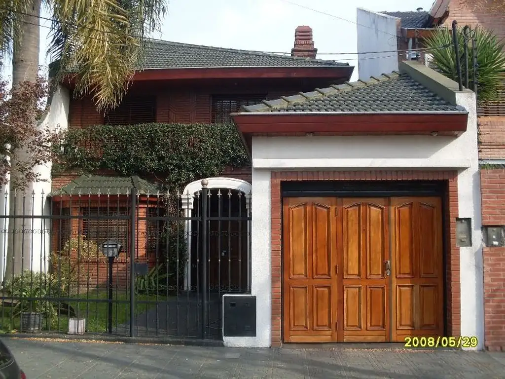 EXCELENTE  CHALET 5 AMB. S/LOTE 8.66X 50M, GARAGE, 3 DORM, 1 EN SUITTE, QUINCHO, FDO LIBRE 20MTS