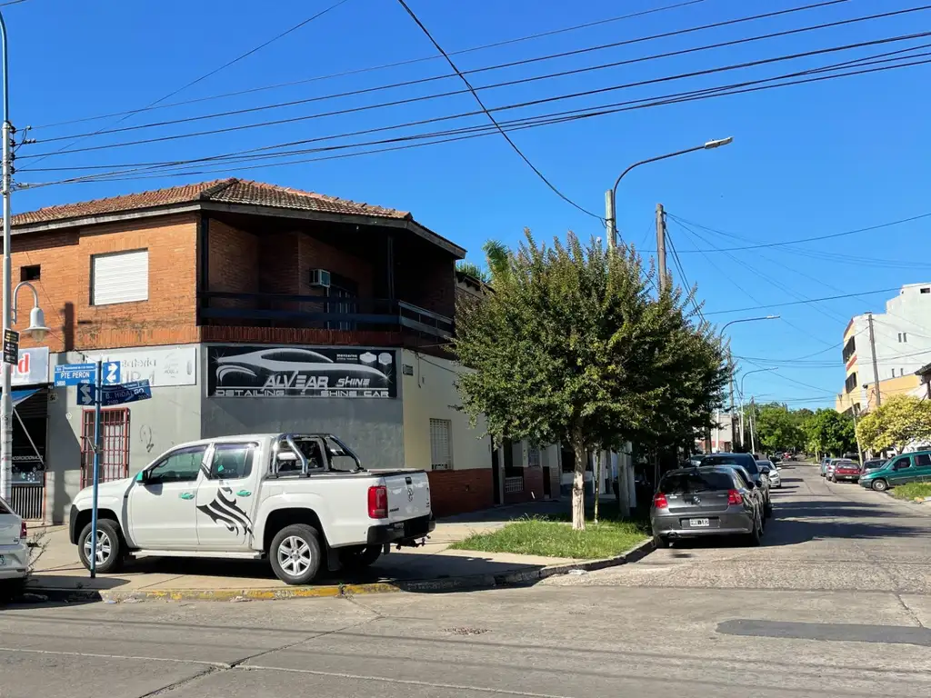 CASA CON LOCAL: Planta Alta con entrada Independiente de 5 ambientes Y Local en esquina