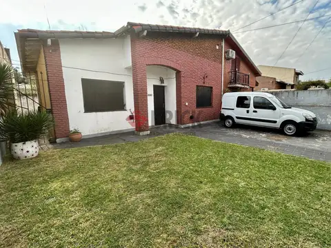 Casa con Jardin y Cochera - VENTA O ALQUILER