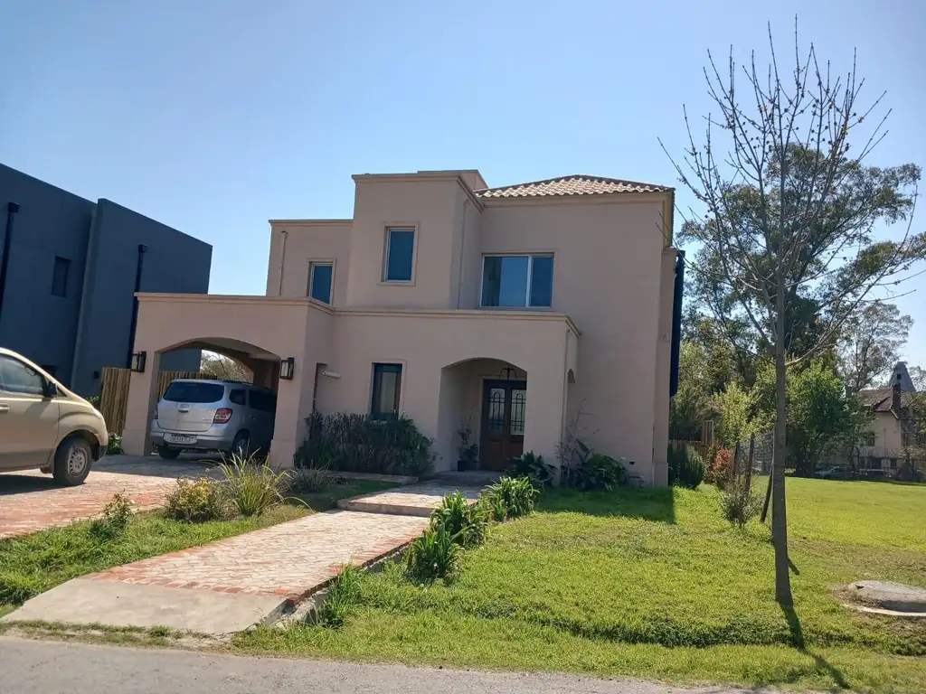 Casa en Bella Vista, barrio cerrado