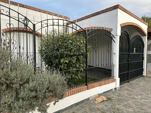 Casa en dos plantas en barrio Lubo