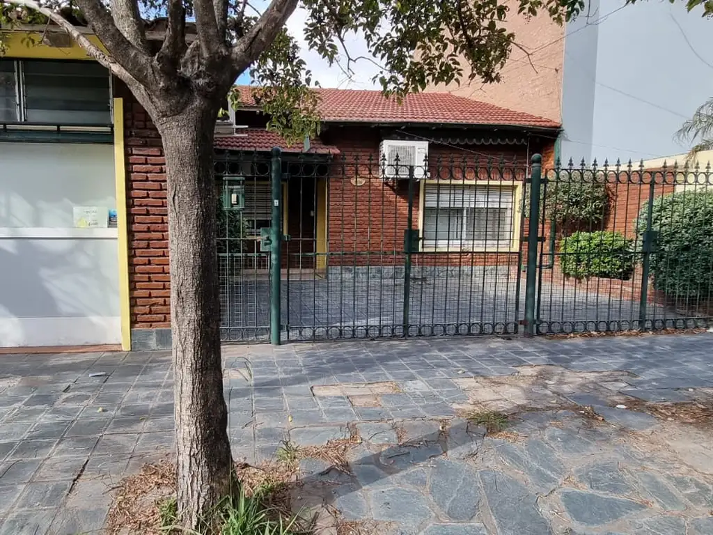 EN VENTA CASA DE 4 AMBIENTES A SOLO DOS CUADRAS DE LA ESTACION EN MARTIN CORONADO - FICHA 9094