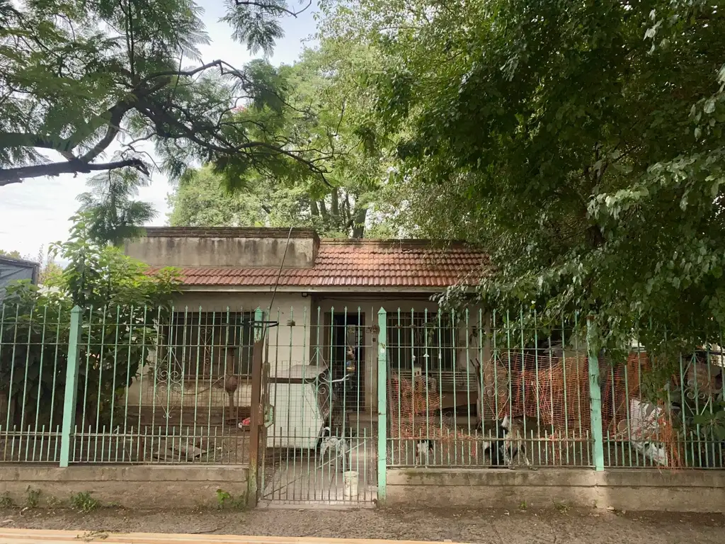 CASA SOBRE DOS LOTES EN VENTA