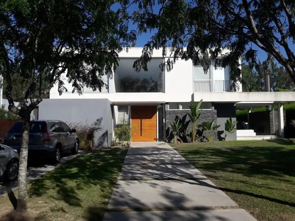 CASA EN EL BARRIO EL ENCUENTRO  Excelente Casa desarrollada en dos plantas sobre un lote de 1200m2