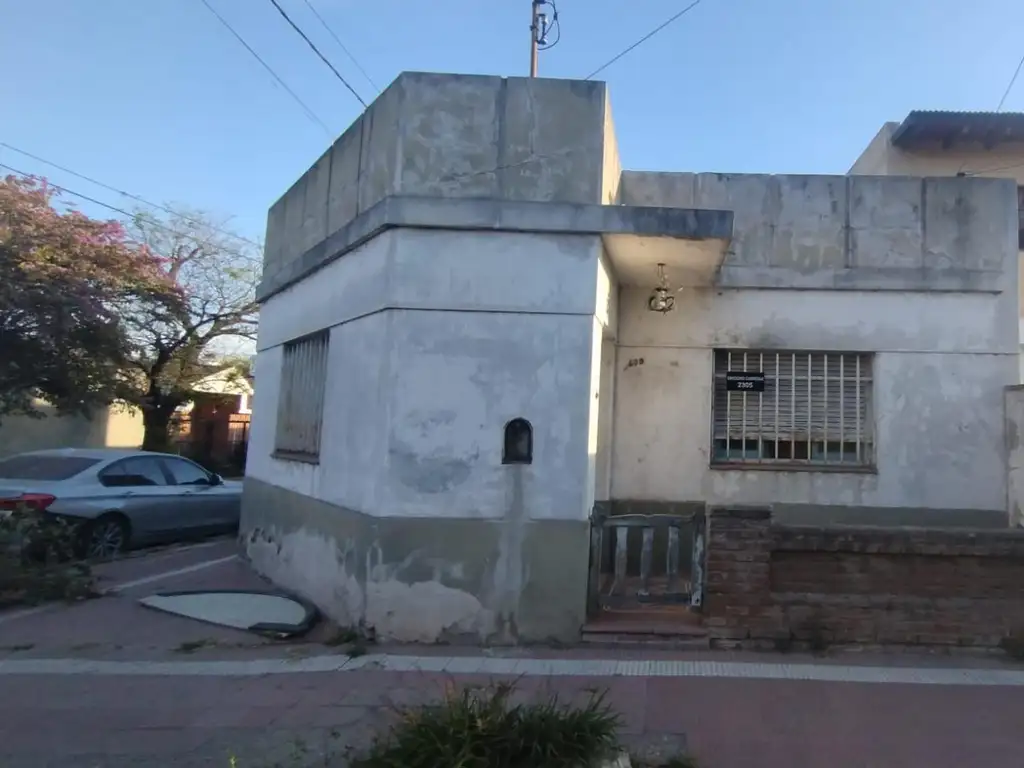 CASA EN VENTA 2 DORMITORIOS VILLA CABRERA A REFACCIONAR