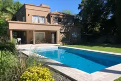 Venta de Casa, con parque y pileta, Parque Leloir, Ituzaingo