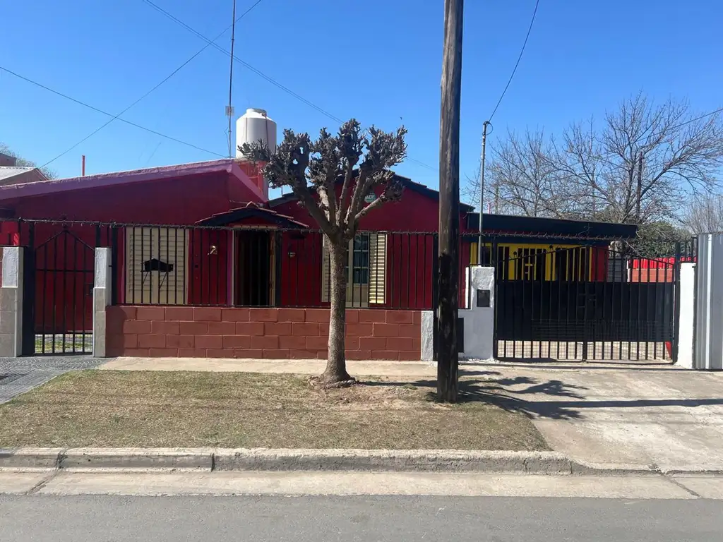 VENTA DOS CASAS 2 DORM ESTACION FLORES COCHERA