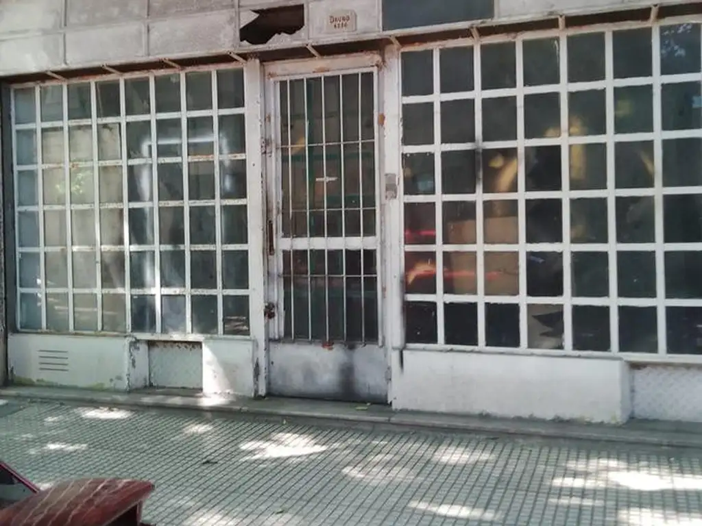 Oruro 1200 * - Local Comercial -  C/ SÓTANO - Sup. Total 105 m². Precio m² USD 810