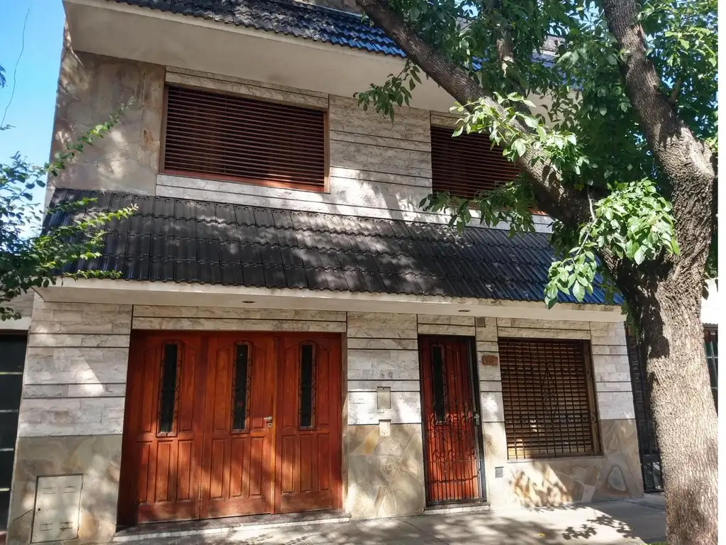 Casa 3 dorm, patio, cochera en hermoso barrio zona sur