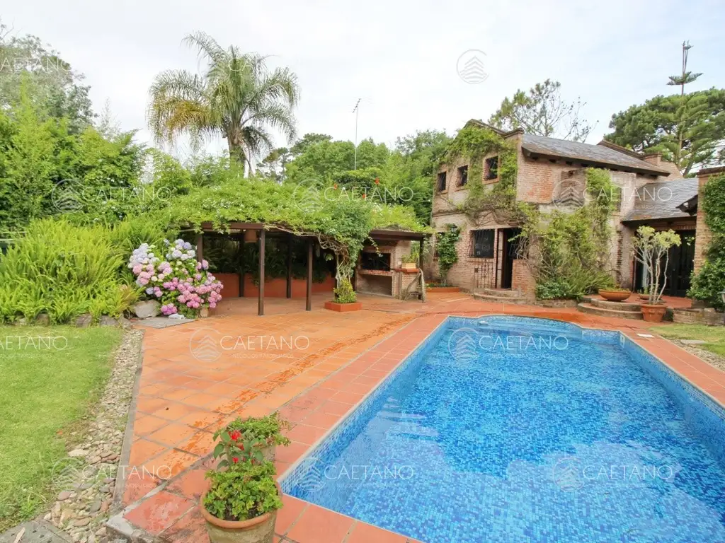 Alquiler casa 3 dormitorios con piscina, ubicada en Rincon del Indio, Punta del Este.