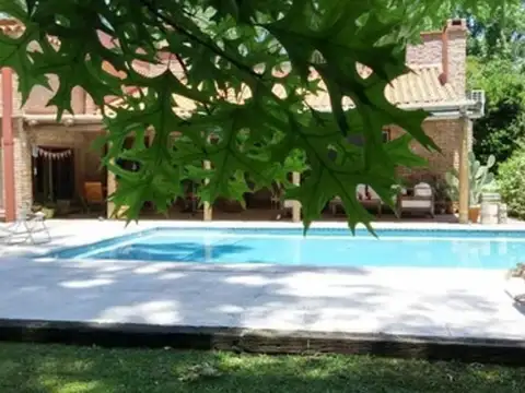 Casa en Venta - 4 dormitorios - USD 640.000