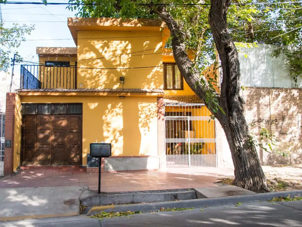 VENTA CASA 4 DORMITORIOS 3 BAÑOS EN GODOY CRUZ