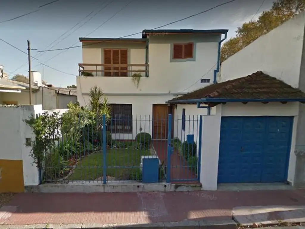 San Martín. Casa en lote propio de 7 ambientes. Dos plantas