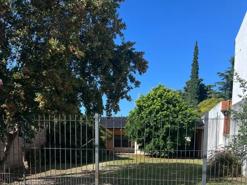 ¡GRAN OPORTUNIDAD, CASA CON PILETA EN HERMOSO BARRIO A MTROS DEL CENTRO DE PILAR TODOS LOS SERVICIOS