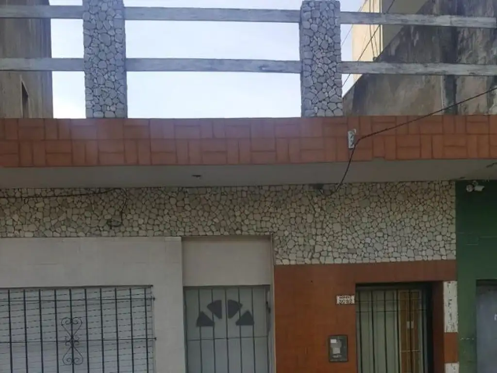 NUEVO PRECIO - CASA MULTIFAMILIAR - 4 AMB - LOTE 5 X 23 - CON PATIO Y TERRAZA