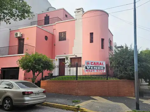 Casa sobre lote propio, 5 ambientes, dependencia de servicios y cochera. Jardín al frente.