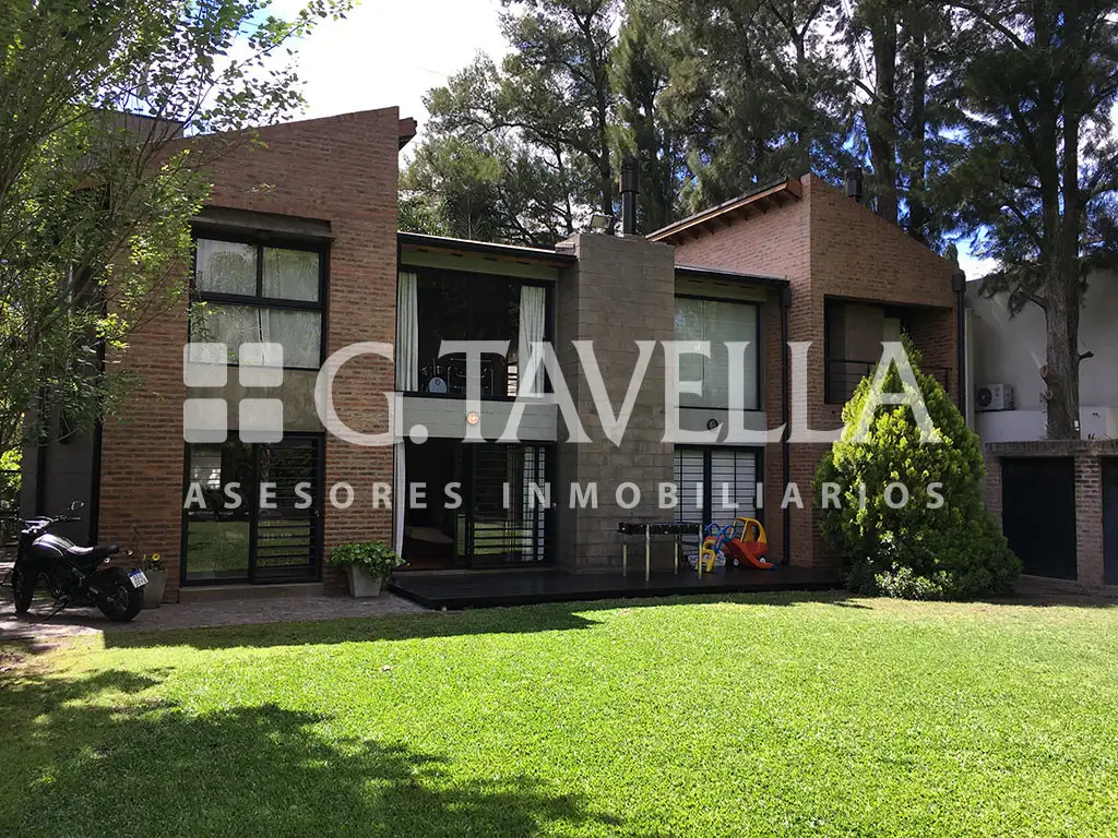 VENTA CASA con parque y pileta en Parque Leloir, Ituzaingo