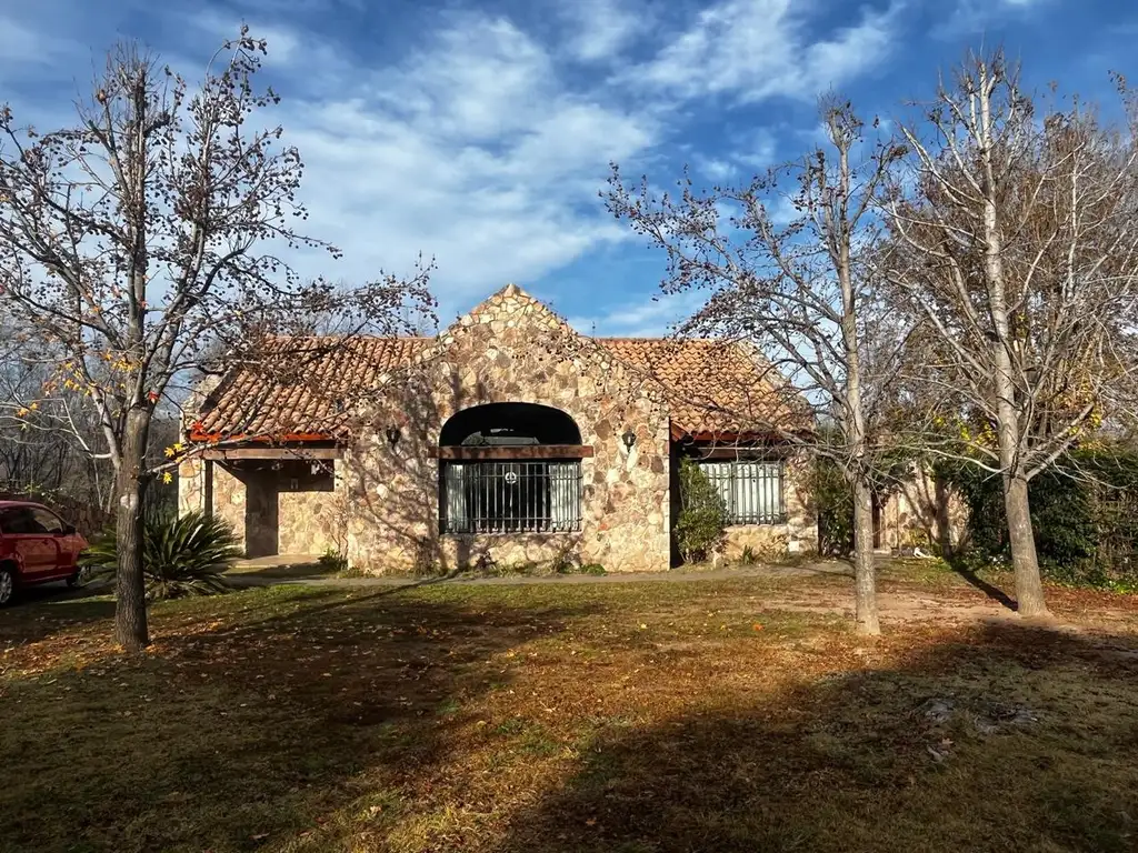 VENTA DE IMPONENTE PROPIEDAD CON BAJADA AL RÍO. B° EL MIRADOR, CALAMUCHITA. Cód (1404)