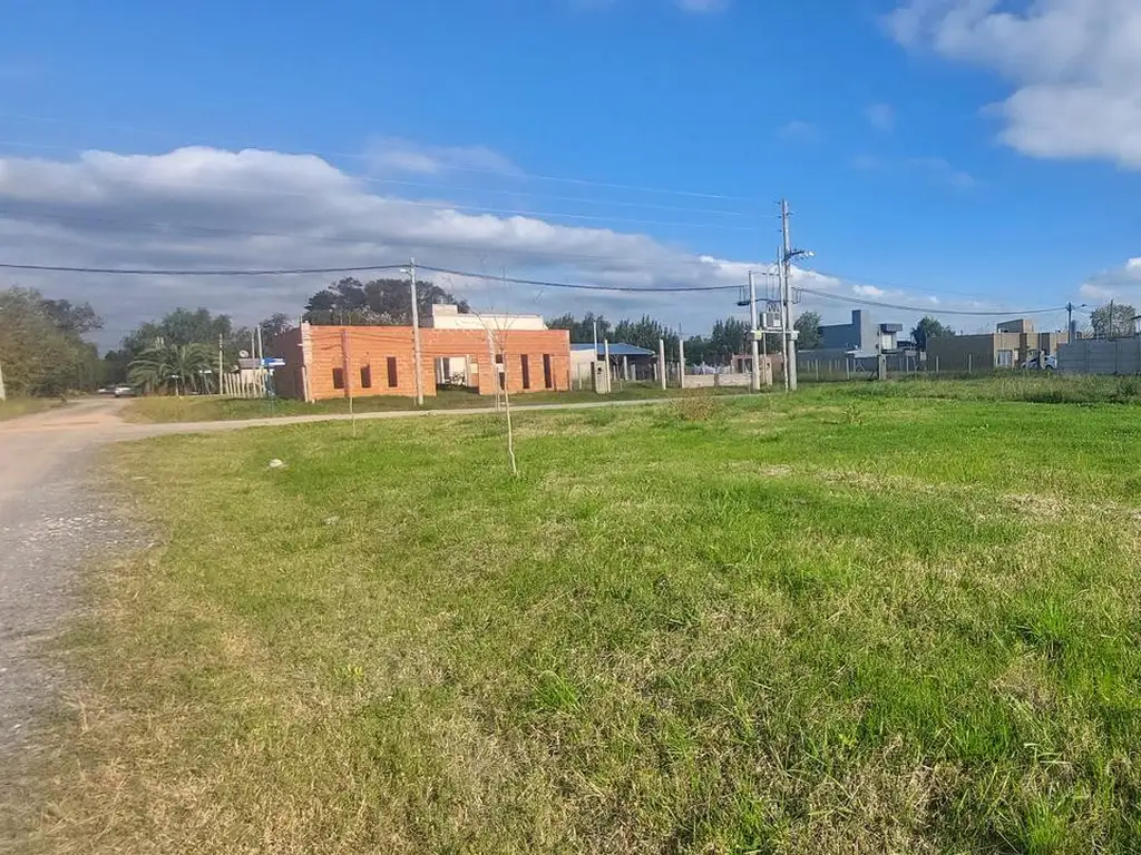 Terreno en equina de 300 m2 a la venta en Cañuelas - Petion Chico