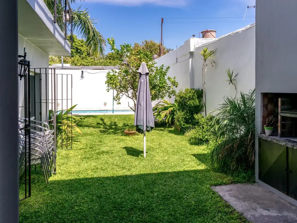 VENTA Casa con jardín, pileta y garage en Quilmes