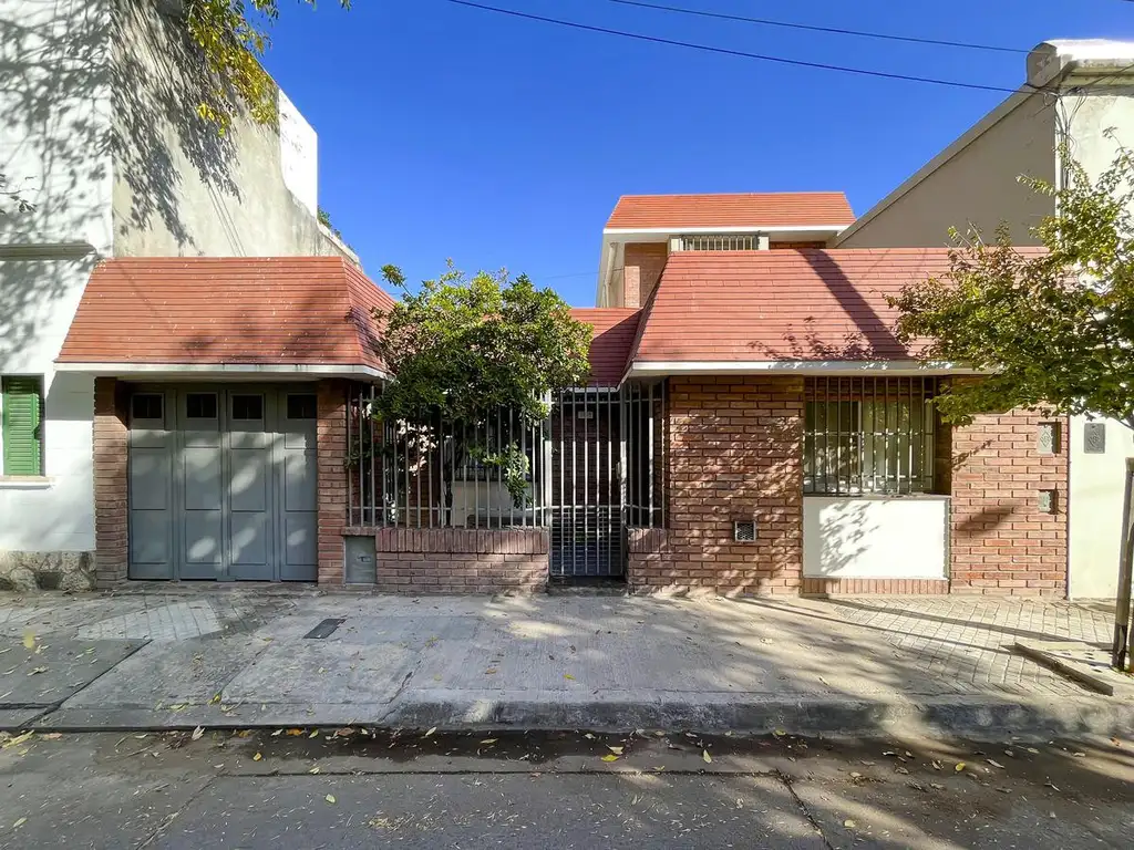 Casa de 3 dormitorios con patio y cochera en Barrio Parque