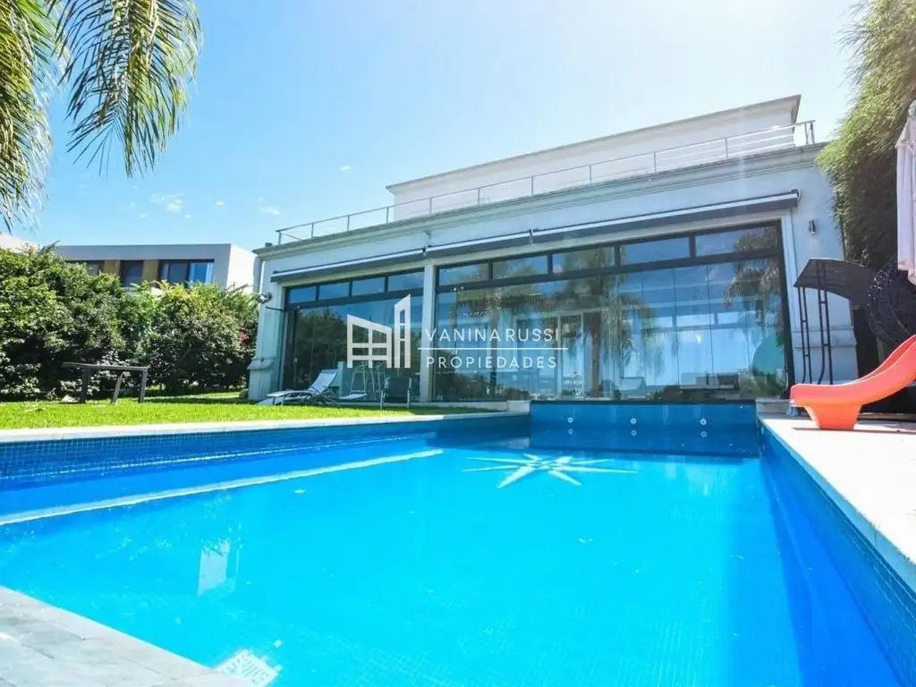 Casa en alquiler al lago en Nordelta Los Alisos