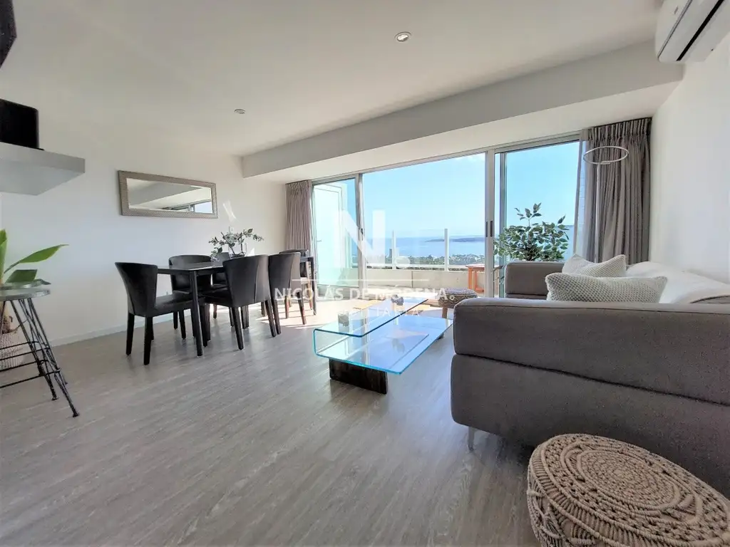 Amplio apartamento en piso alto, con excelente vista al mar.