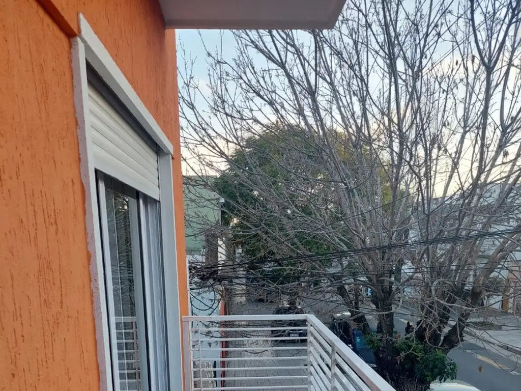 Duplex de 3 amb. al frente con balcón y terraza en Liniers