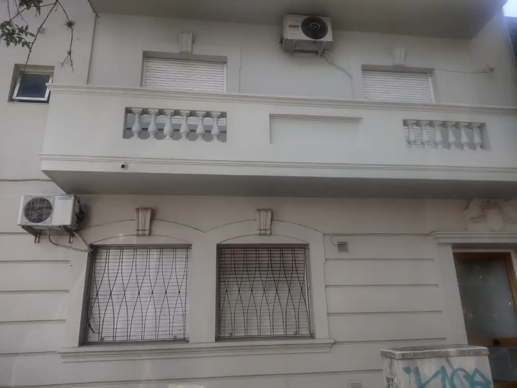 AMPLIO DEPARTAMENTO DE 3 AMB AL FRENTE CON BALCON EN 1ER PISO POR ESCALERA