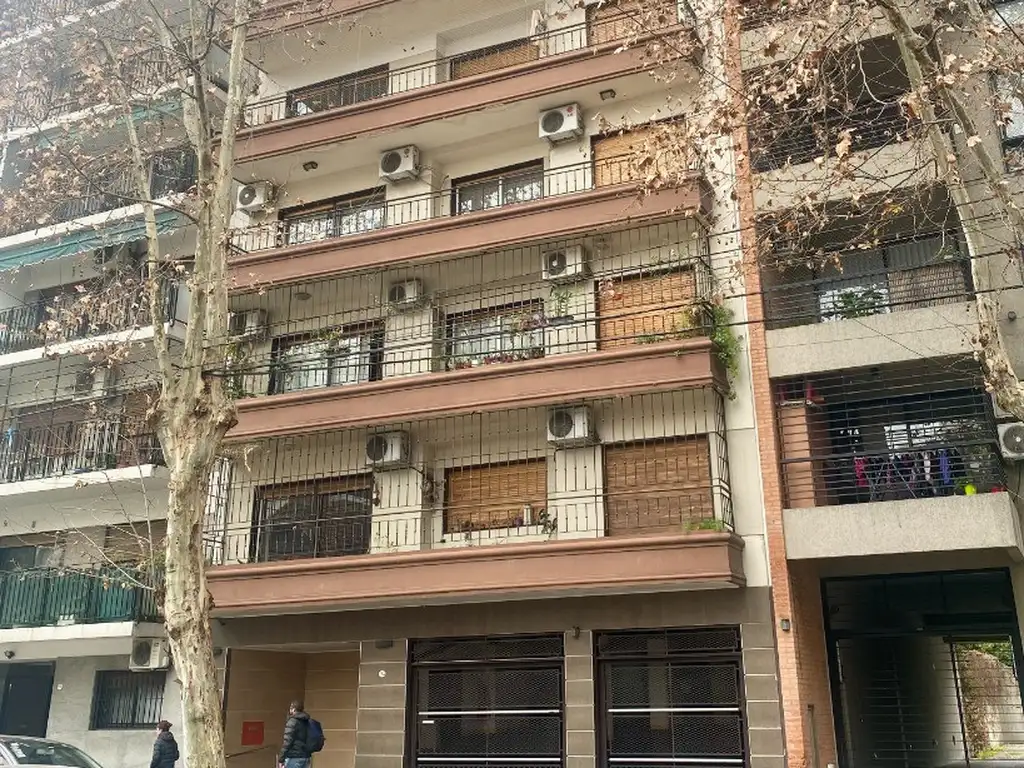 Piso de 4 ambientes con dependencia y cochera en la mejor zona de Villa Urquiza.