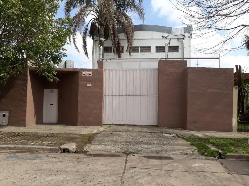 Galpón en venta - 4 Oficinas 2 Baños - 655Mts2 - Castelar