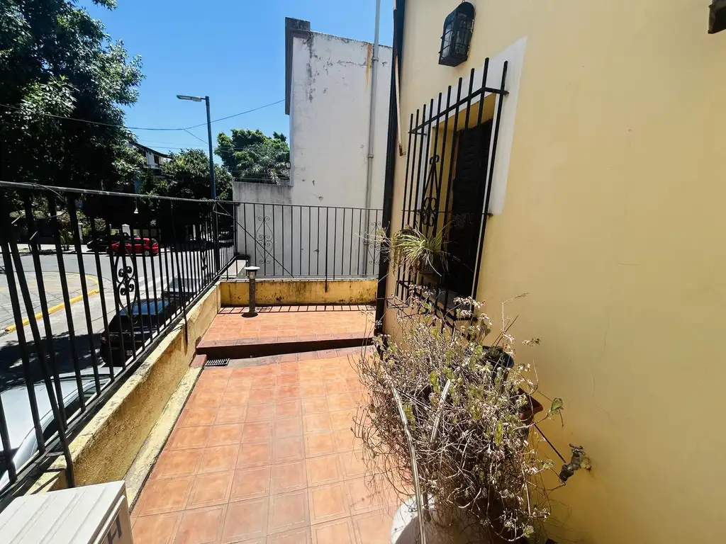 Gran Casa de 4 Ambientes con Patio - Parrilla -Balcón Terraza en Barrio Municipal Floresta