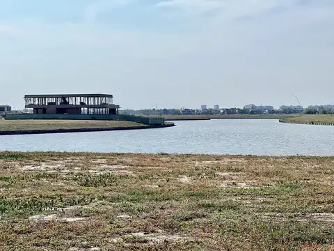 Lote en Barrio Los Puentes Nordelta, vista amplia al lago  Financiación y permuta en parte de pago